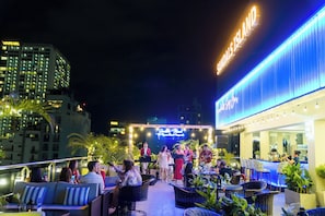 Quầy bar bên hồ bơi