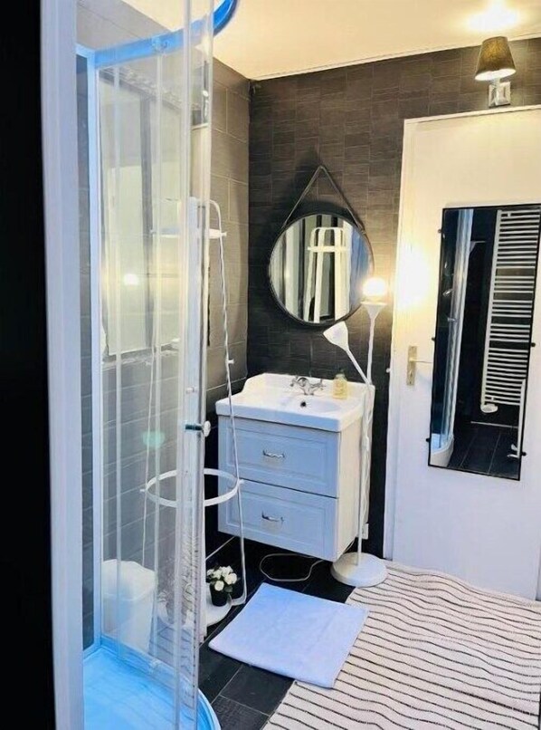 Secadora de cabello, toallas, jabón, papel de baño 