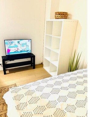 3 bedrooms, iron/ironing board, free WiFi, bed sheets - Private rooms in a Tiny Home  (Roissy-en-France)