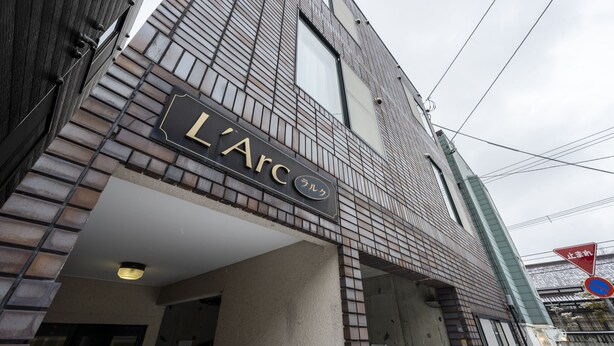 Un bâtiment sur lequel on peut lire l’inscription « L’Arc ».
