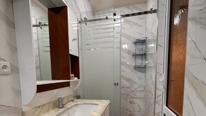 Comfort Twin Room | Bathroom | Shower, free toiletries, hair dryer (on request), towels - Guest House Comfort (Samarkand)