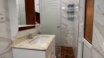 Comfort Twin Room | Bathroom | Shower, free toiletries, hair dryer, towels
