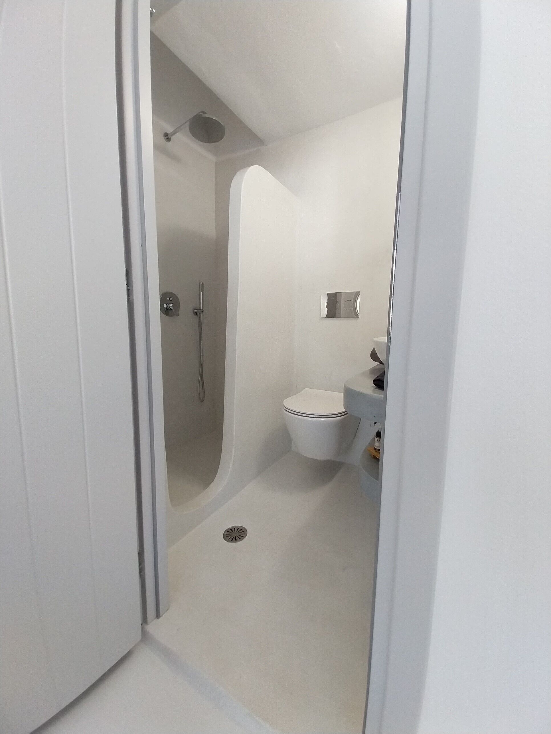 Un baño moderno con ducha, inodoro y lavabo.