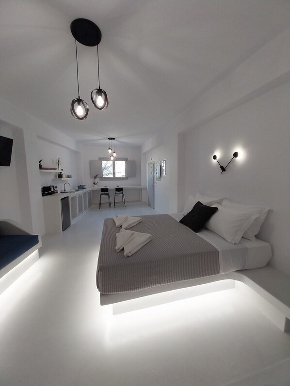 Minibar, caja de seguridad en la habitación y decoración personalizada 