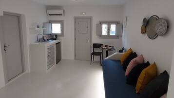 Deluxe Room | Minibar, in-room safe, individually decorated, individually furnished