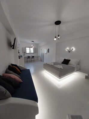 Family Suite, Jetted Tub | 1 bedroom, minibar, in-room safe, individually decorated