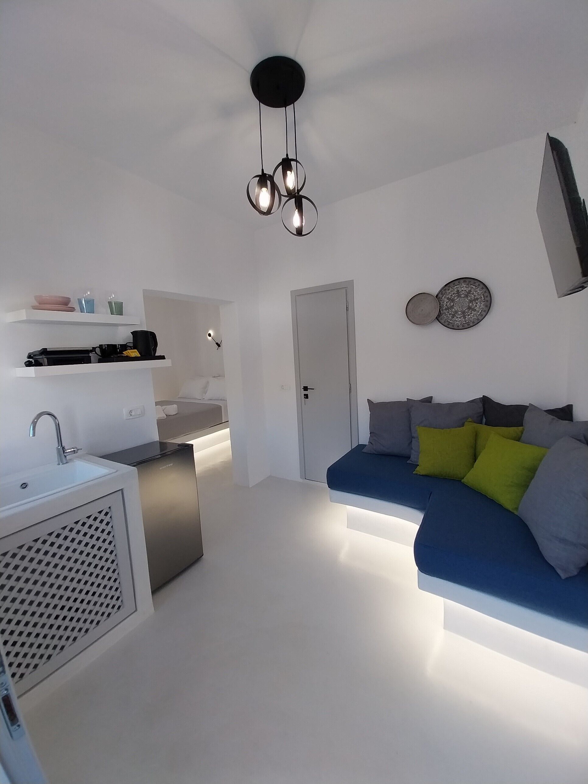 Deluxe Room | Minibar, in-room safe, individually decorated, individually furnished