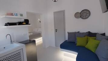 Deluxe Room | Minibar, in-room safe, individually decorated, individually furnished