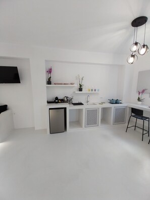 Minibar, caja de seguridad en la habitación y decoración personalizada 