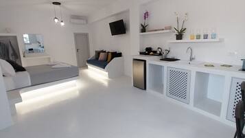 Family Suite, Jetted Tub | Minibar, in-room safe, desk, soundproofing