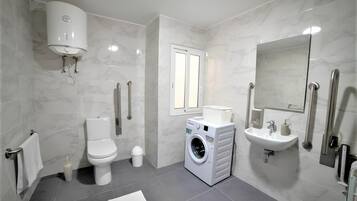 Panorama appartement | Badkamer | Een douche, gratis toiletartikelen, een haardroger, handdoeken