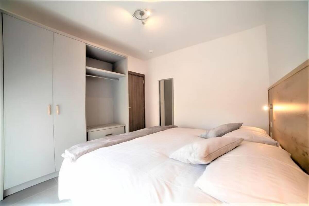 1 bedroom, premium bedding, Select Comfort beds, laptop workspace