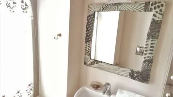 Secadora de cabello, toallas, jabón, shampoo