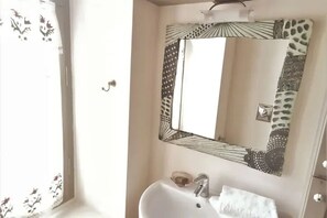 ヘアドライヤー、タオル、石鹸、シャンプー