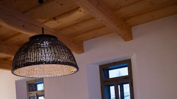 Chimenea, libros y estéreo