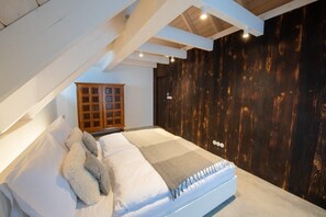 4 bedrooms, desk, iron/ironing board, WiFi