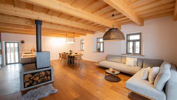 Chimenea, libros y estéreo