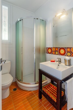 Een douche, een haardroger, handdoeken, zeep