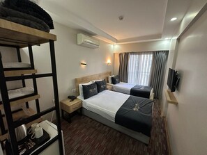 Deluxe Twin kamer | Luxe beddengoed, een minibar, een bureau, een laptopwerkplek