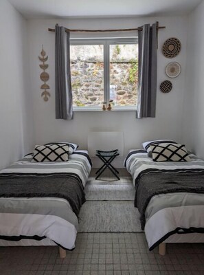 2 bedrooms, iron/ironing board, bed sheets