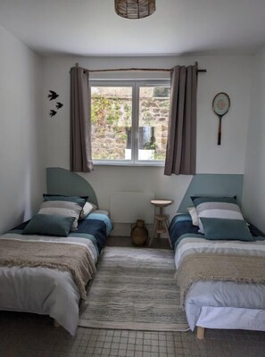 2 bedrooms, iron/ironing board, bed sheets