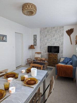 TV, books - Gîte La Maison de la Perrière au Coeur D'une Petite Cité de Caractère du Perche (Belforêt-en-Perche)