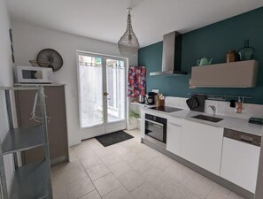 Fridge, microwave, oven, stovetop - Gîte La Maison de la Perrière au Coeur D'une Petite Cité de Caractère du Perche (Belforêt-en-Perche)