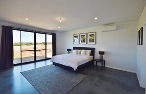 4 bedrooms, iron/ironing board, WiFi, bed sheets - Off The Hook Kalbarri (Kalbarri)