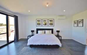 4 bedrooms, iron/ironing board, WiFi, bed sheets