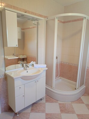 Douche, sĂšche-cheveux, bidet, serviettes fournies
