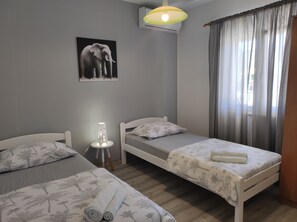 5 bedrooms, iron/ironing board, WiFi, bed sheets