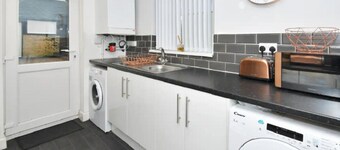 Spacious 4 Bed House W/ PARKING