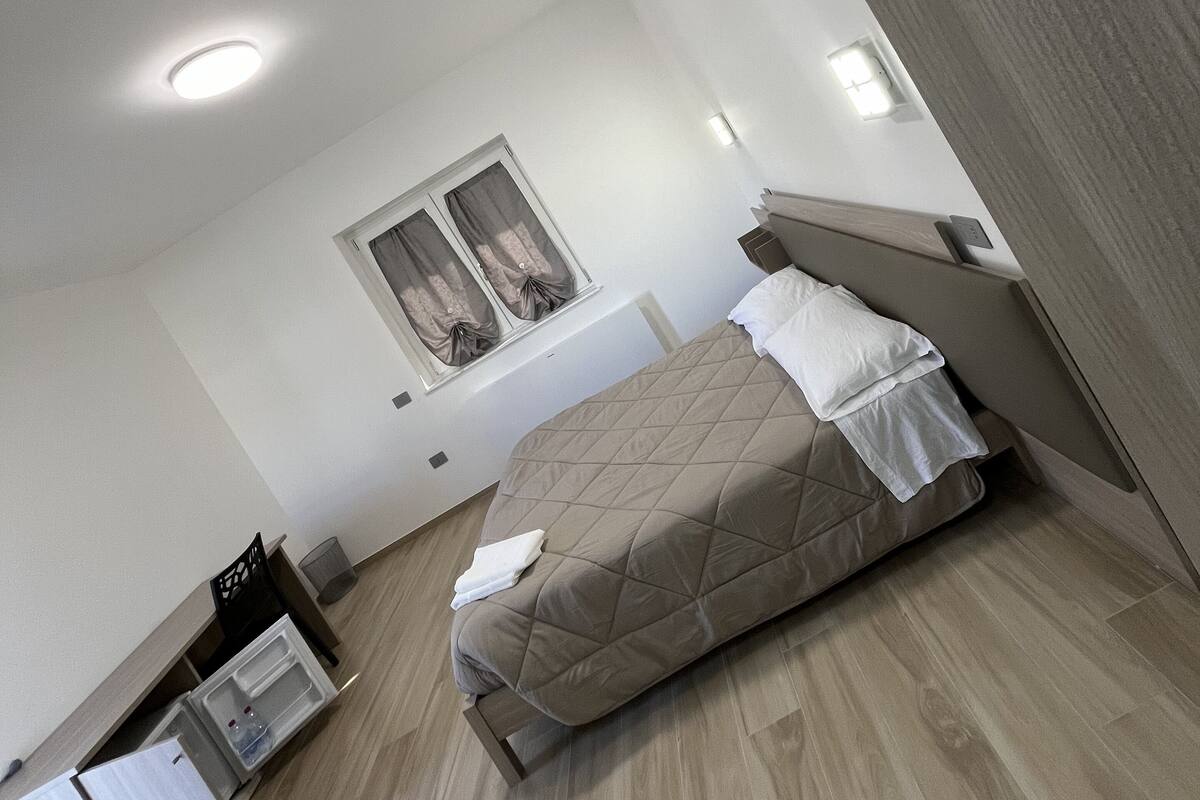 1 غرفة نوم ومكتب وستائر تعتيم وتجهيزات عازلة للصوت