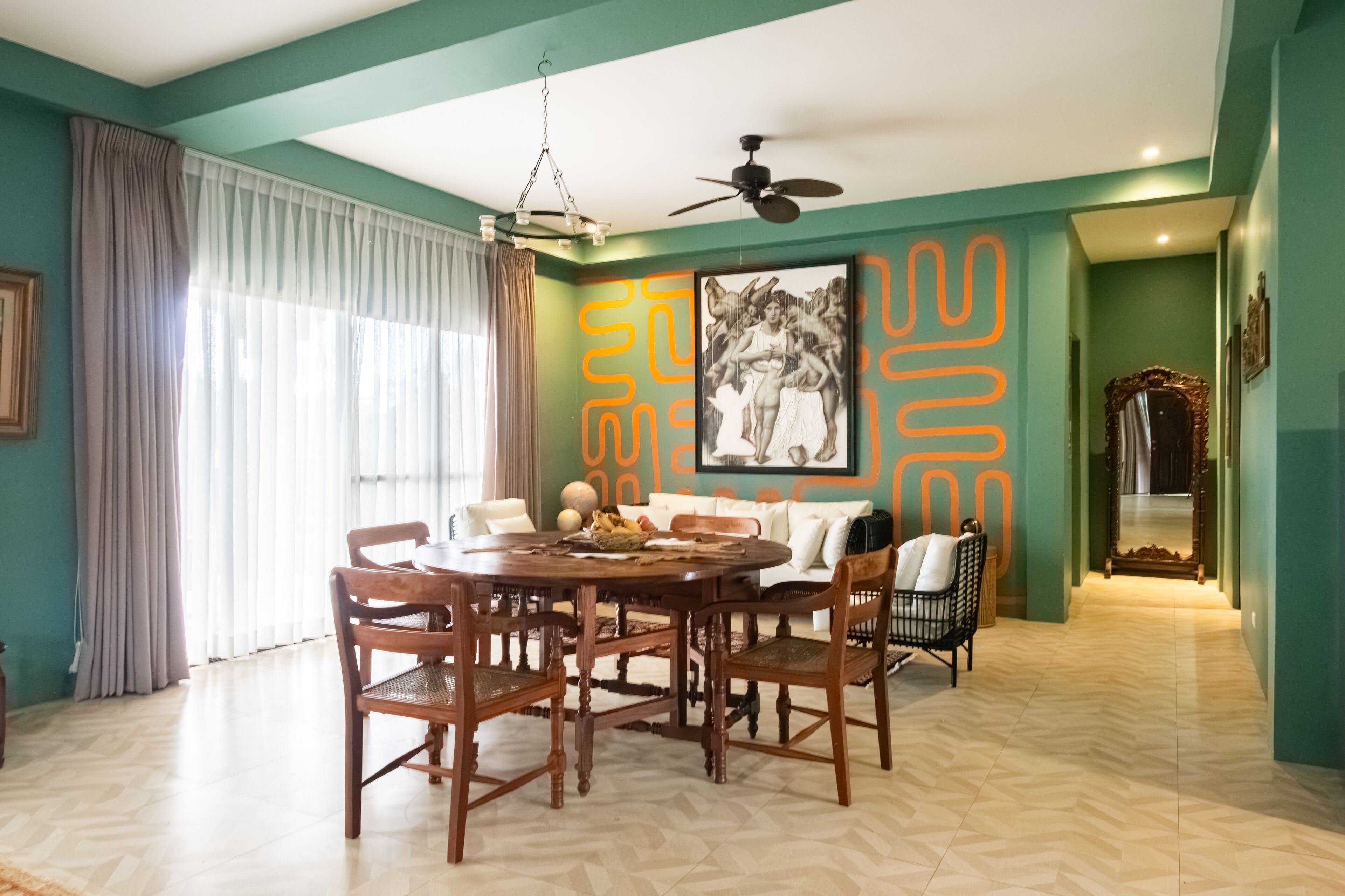 Small House | 起居区 | 55-英寸智能电视（配备卫星频道）