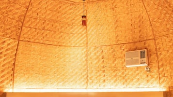 Cabana Huts, 1 King Bed | Decoración personalizada, muebles diferentes y wifi gratis