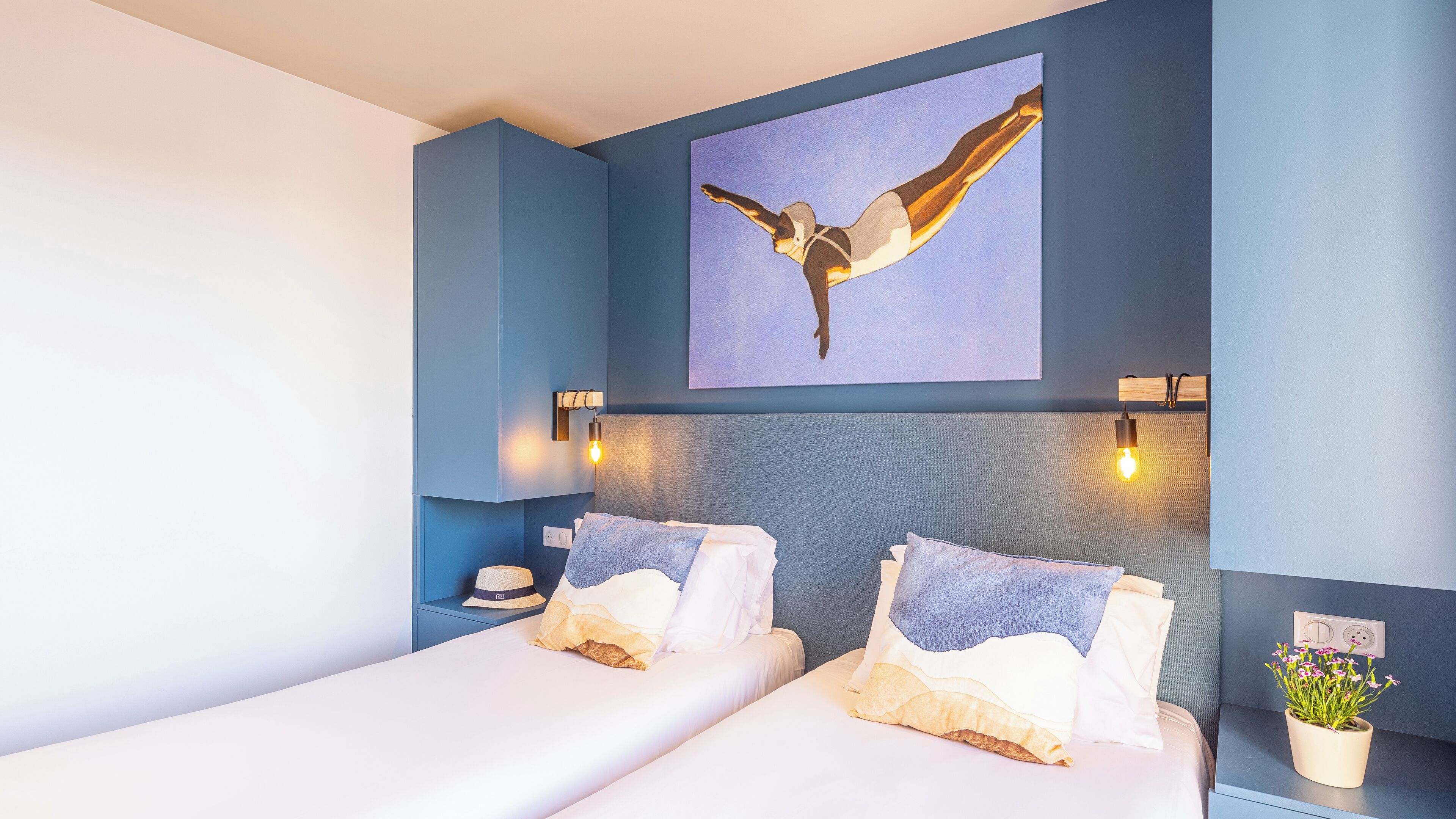 Safe på rommet, blendingsgardiner og strykejern/-brett