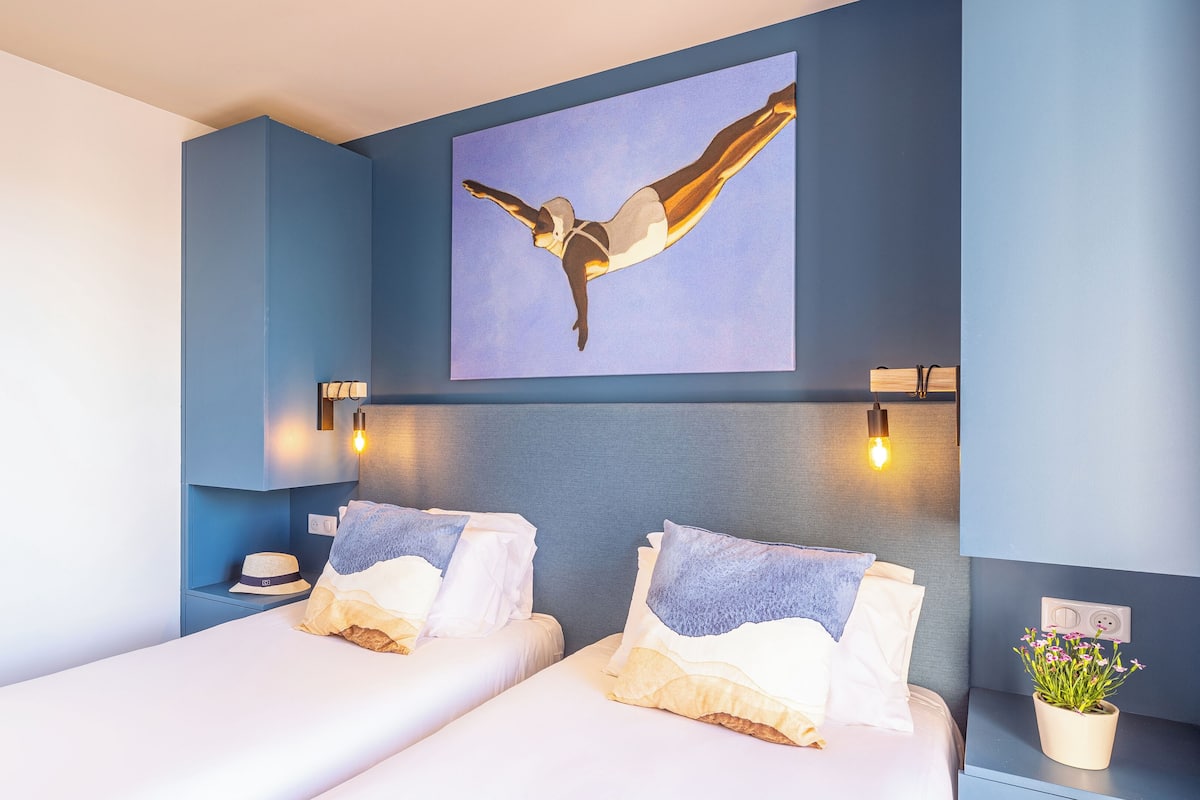 Safe på rommet, blendingsgardiner og strykejern/-brett