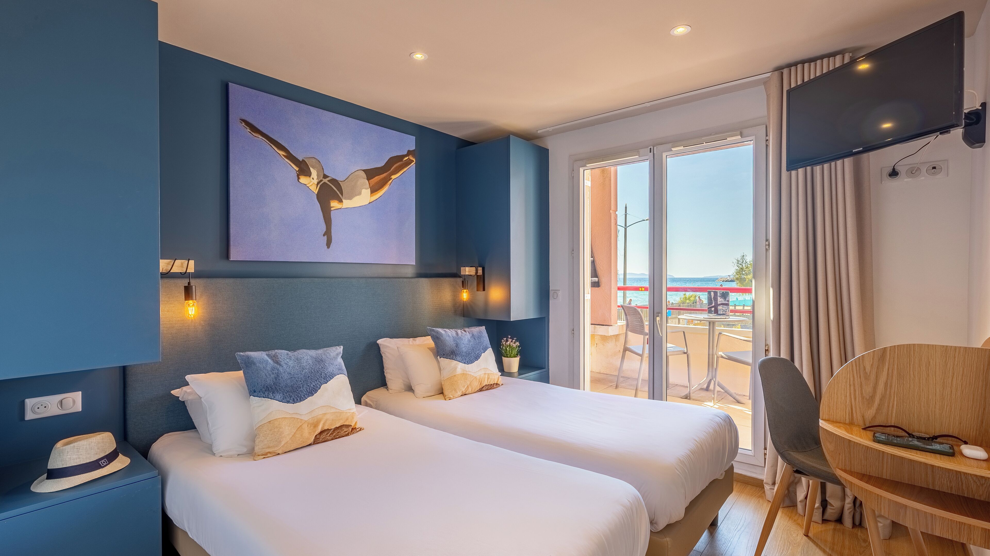 Safe på rommet, blendingsgardiner og strykejern/-brett