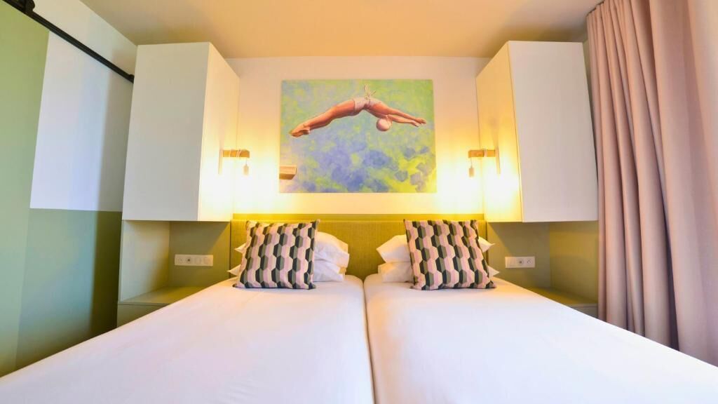 Safe på rommet, blendingsgardiner og strykejern/-brett