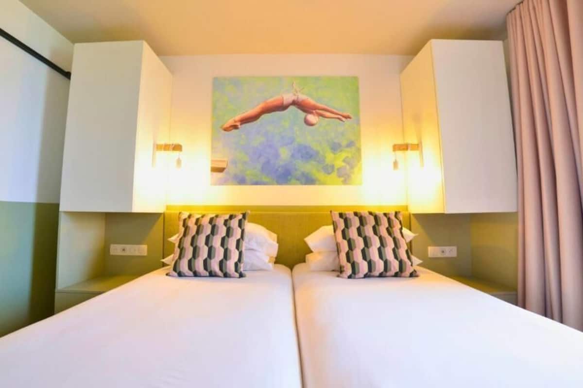 Safe på rommet, blendingsgardiner og strykejern/-brett