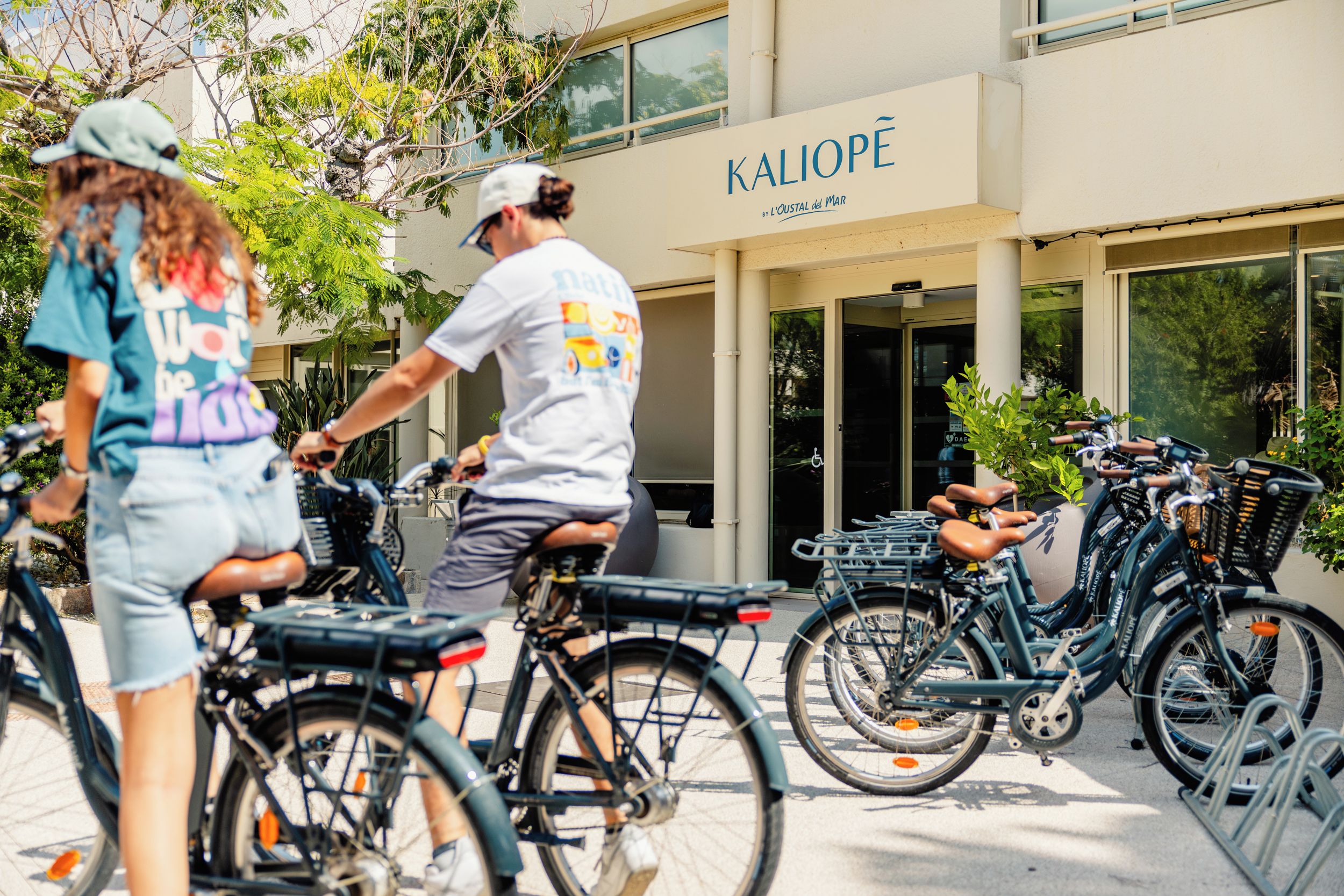 Un edificio con un letrero que dice 'KALIOPE' y una fila de bicicletas estacionadas afuera.