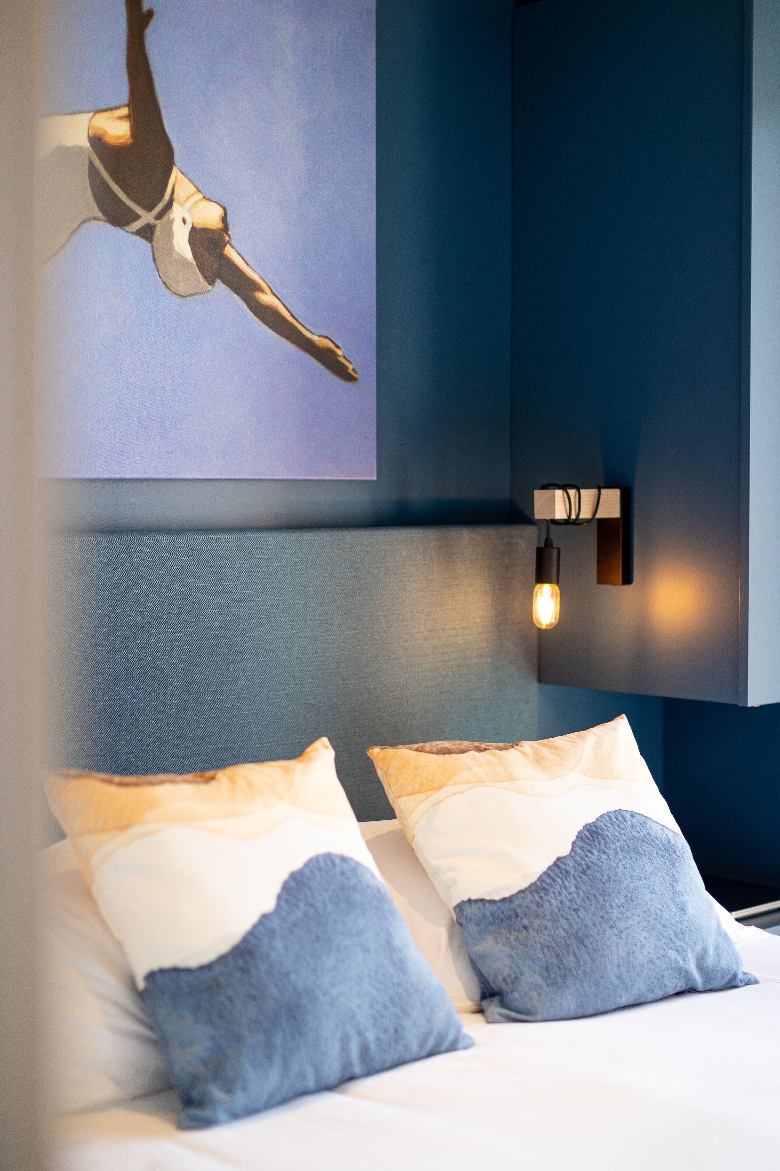 Safe på rommet, blendingsgardiner og strykejern/-brett