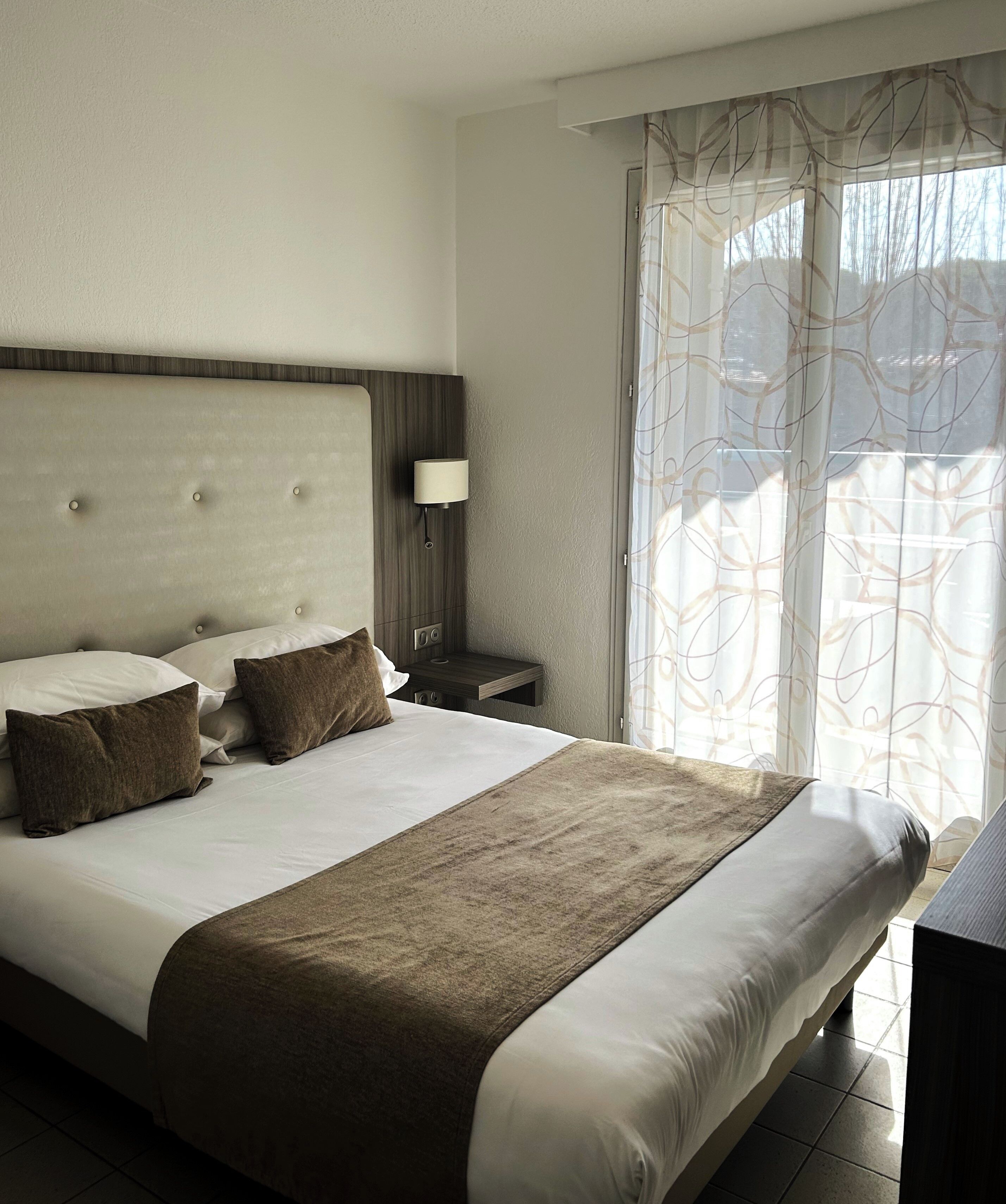 Caja fuerte, cortinas opacas, tabla de planchar con plancha