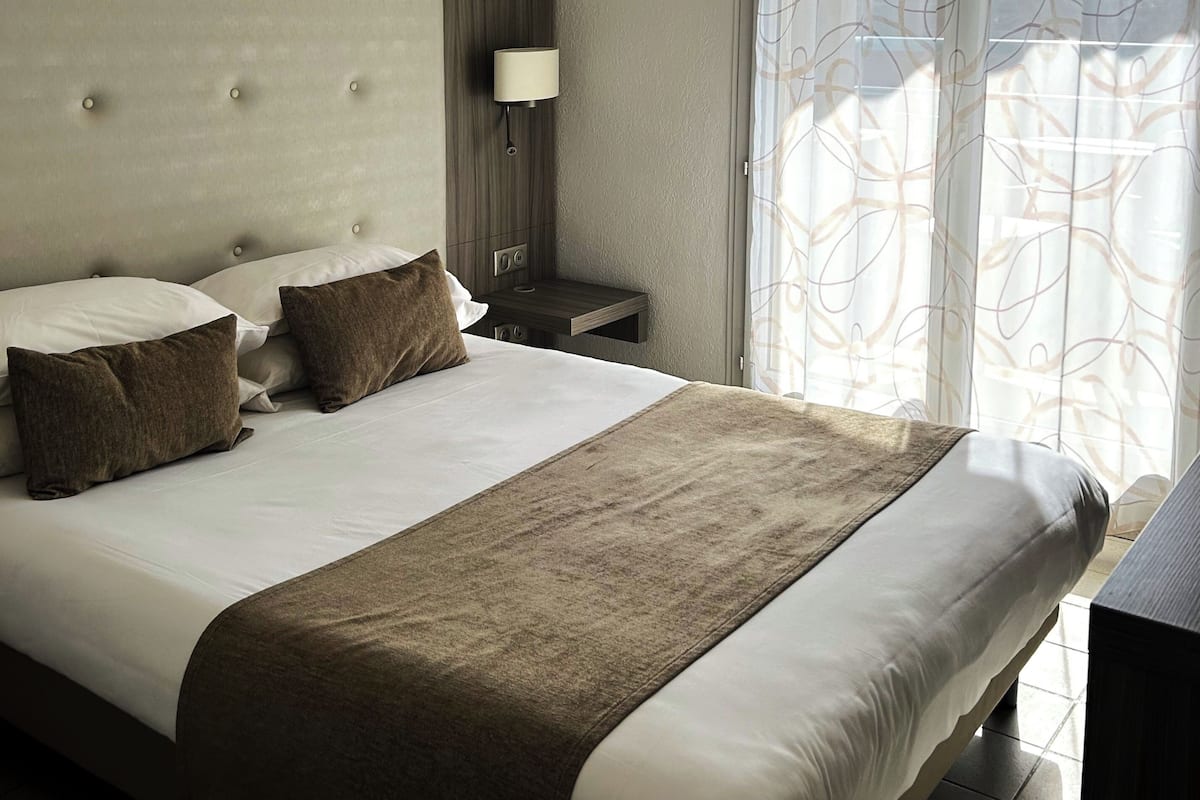 Caja de seguridad en la habitación y cortinas blackout