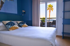 Caja fuerte, cortinas opacas, tabla de planchar con plancha