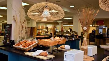 Petit déjeuner buffet servi tous les jours en supplément