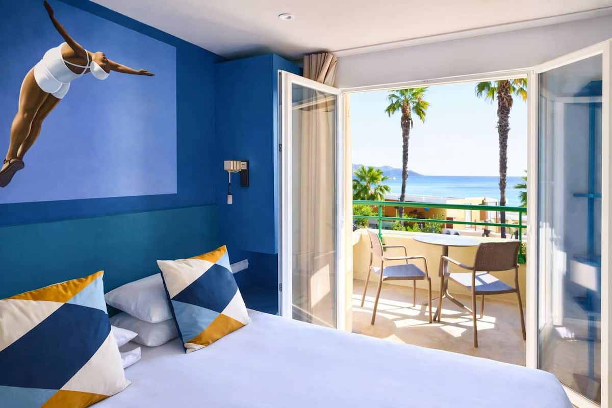 Safe på rommet, blendingsgardiner og strykejern/-brett