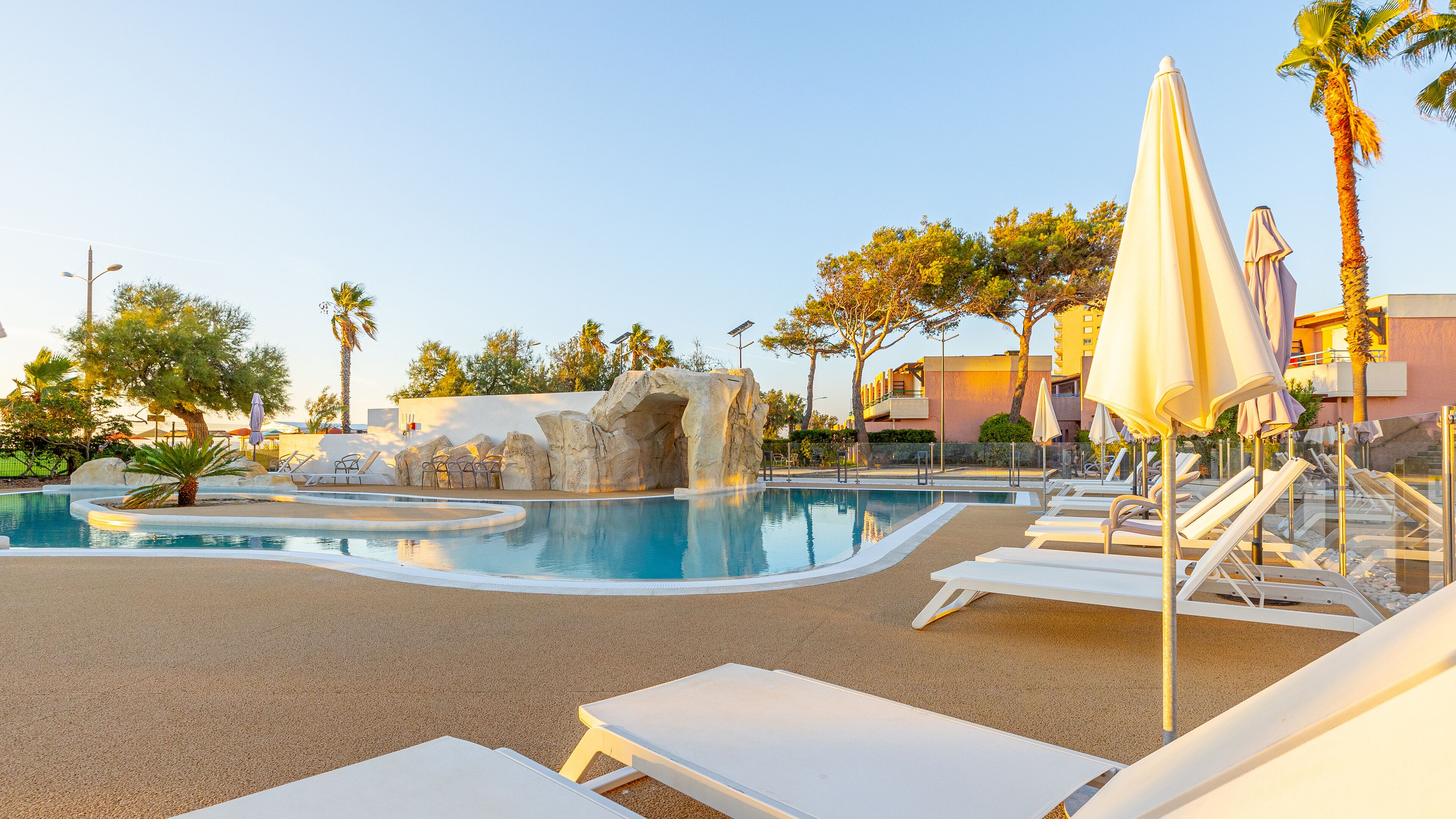 Seasonal outdoor pool, pool umbrellas, sun loungers