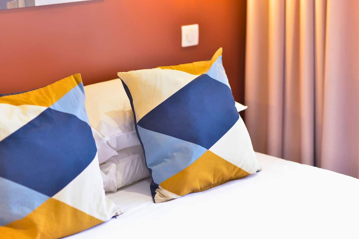 Studio | Safe på rommet, blendingsgardiner og strykejern/-brett