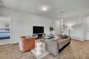 TV, fotballspill og kontorer